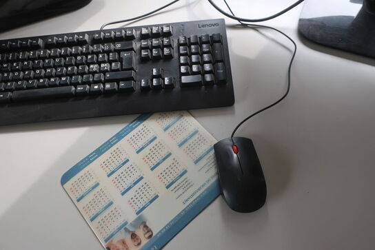 El. hæve/sænke skrivebord med 2 stk. computerskærme ACER, tastatur og mus