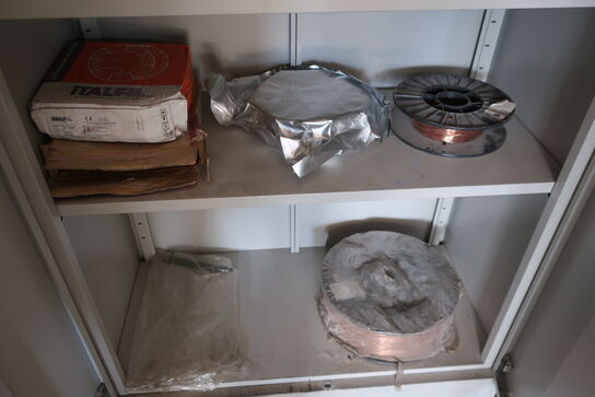 Stålskab med div. Værktøj og reservedele m.m.