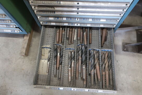Stålskab med div. Bor, borepatroner, rør tap m.m.