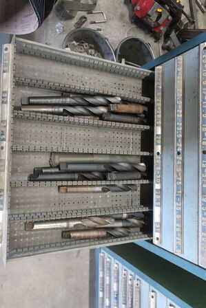 Stålskab med div. Bor