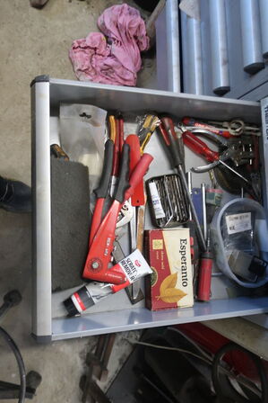 Arbejdsbord med skruestik, div. Værktøj m.m.