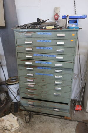 Stålskab med div. Bor, lokkestempler m.m.