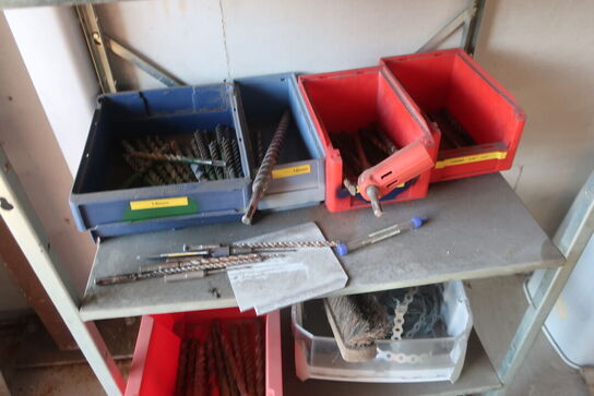 Lagerreol med div. Bor m.m.