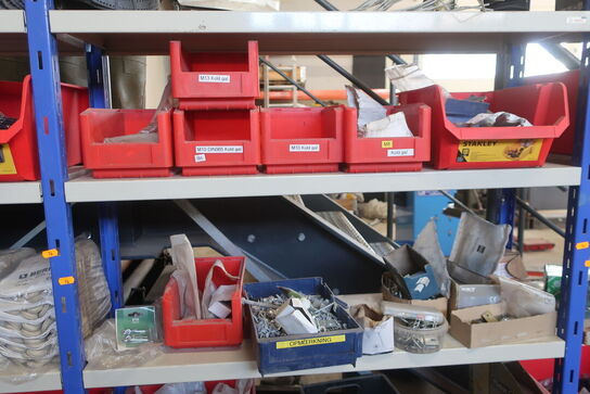 3 stk. lagerreoler med div. Arbejdshandsker, svejsehandsker m.m.