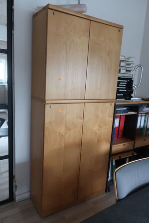 2 stk. skabe samt 2 stk. reoler