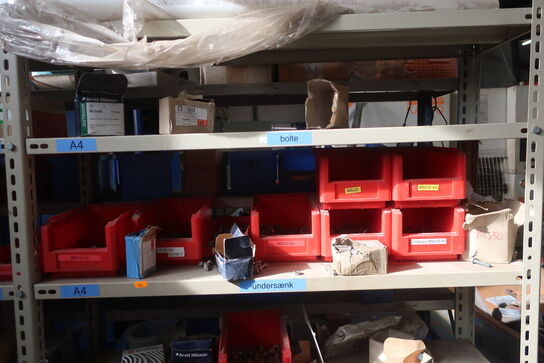 2 stk. lagerreoler med div. Bolte, varelager m.m.