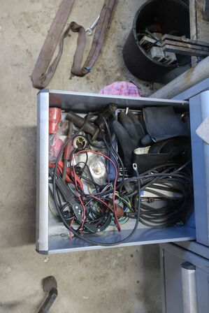 Arbejdsbord med skruestik, div. Værktøj m.m.