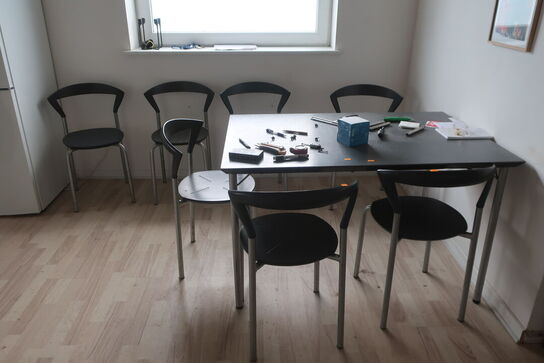 Bord med 7 stk. stole