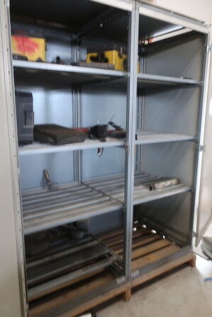 Stålskab med div. Værktøj m.m.