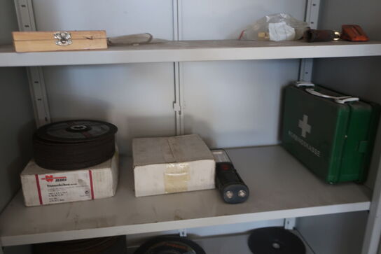 Stålskab med div. Værktøj og reservedele m.m.