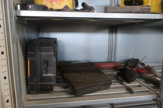 Stålskab med div. Værktøj m.m.