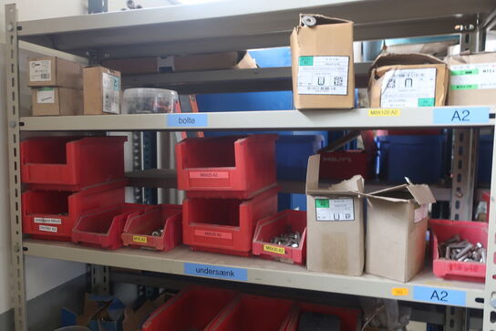 2 stk. lagerreoler med div. Bolte, varelager m.m.