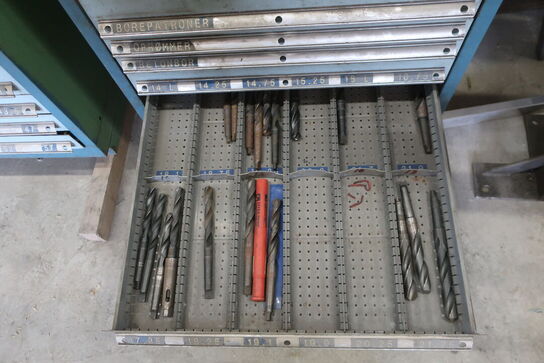 Stålskab med div. Bor, borepatroner, rør tap m.m.