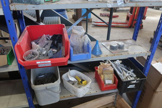 3 stk. lagerreoler med div. Arbejdshandsker, svejsehandsker m.m.