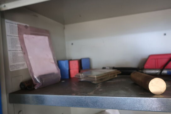 Stålskab med div. Værktøj og reservedele m.m.