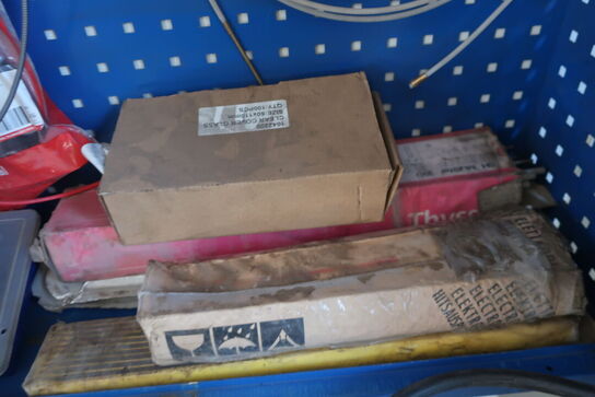 Stålskab med indhold samt div. Trykluftværktøj