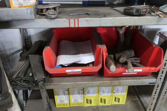 3 stk. lagerreoler med div. Værktøj, varelager, batterier m.m.