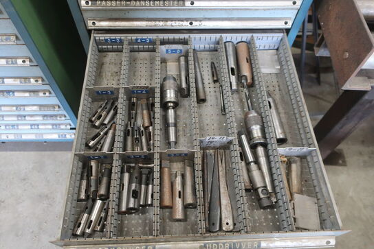 Stålskab med div. Bor, borepatroner, rør tap m.m.
