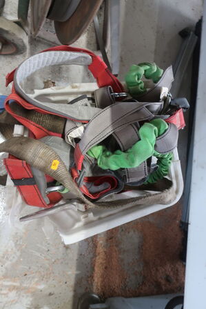 Kasse med div. Faldsikringsudstyr