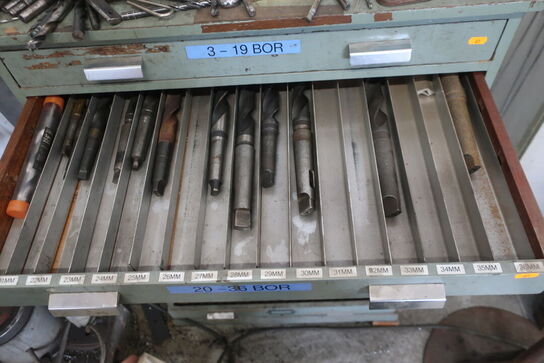 Stålskab med div. Bor, lokkestempler m.m.