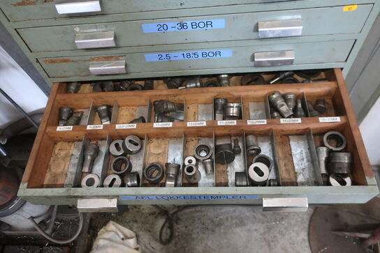 Stålskab med div. Bor, lokkestempler m.m.
