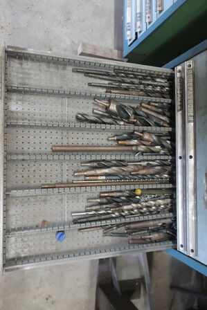 Stålskab med div. Bor, borepatroner, rør tap m.m.