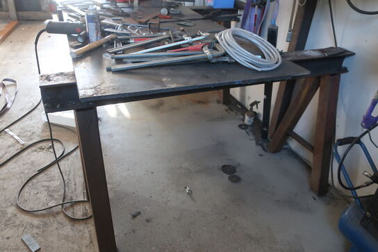Svejsebord med skruetvinger, vinkelsliber m.m.