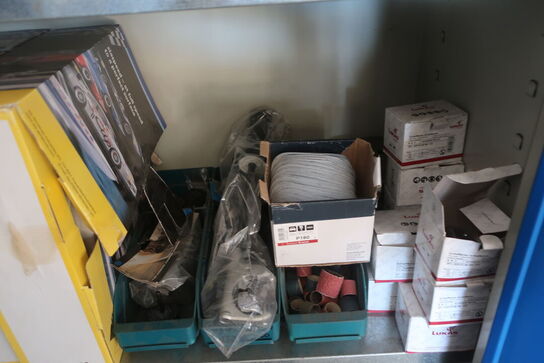 Stålskab med div. Værktøj og reservedele m.m.