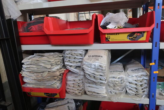 3 stk. lagerreoler med div. Arbejdshandsker, svejsehandsker m.m.