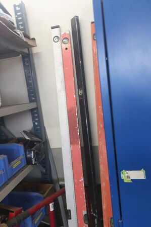 2 stk. lagerreoler med div. Bolte, varelager m.m.