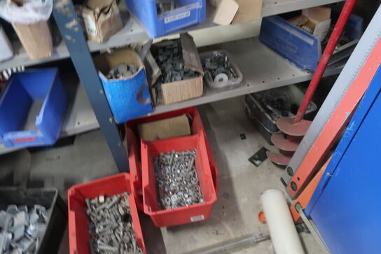 2 stk. lagerreoler med div. Bolte, varelager m.m.