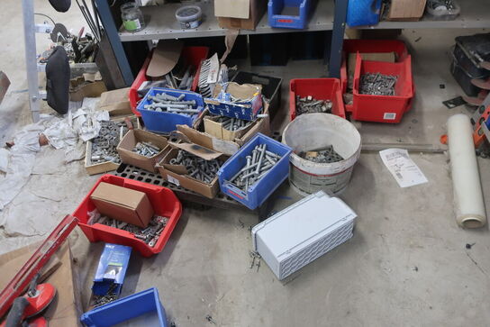 2 stk. lagerreoler med div. Bolte, varelager m.m.