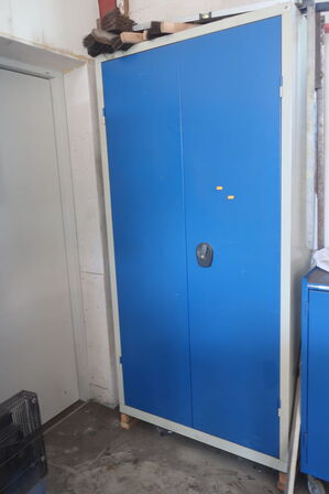 Stålskab med div. Værktøj og reservedele m.m.