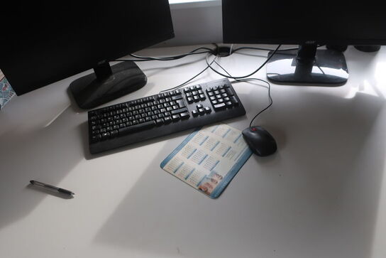 El. hæve/sænke skrivebord med 2 stk. computerskærme ACER, tastatur og mus