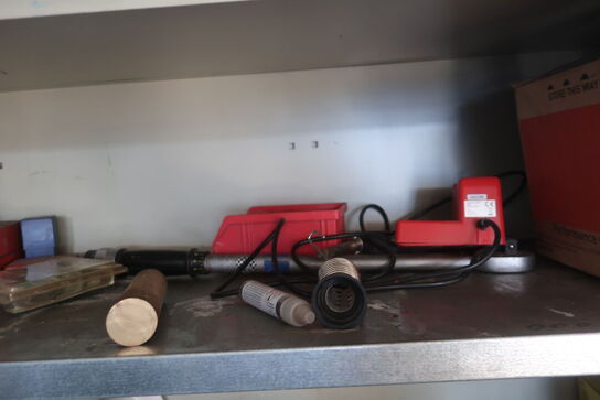 Stålskab med div. Værktøj og reservedele m.m.