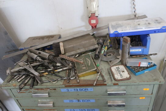 Stålskab med div. Bor, lokkestempler m.m.