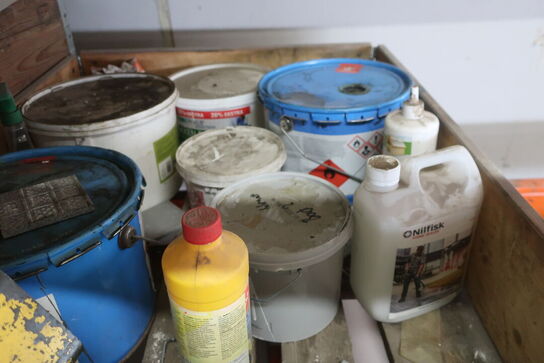 2 stk. paller med div. Maling m.m.