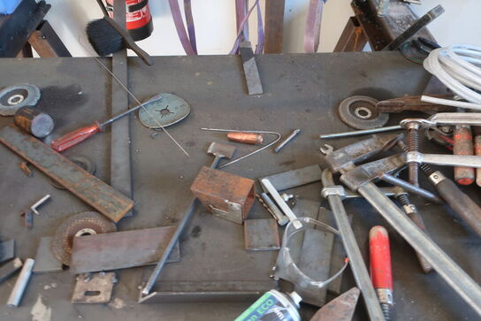 Svejsebord med skruetvinger, vinkelsliber m.m.