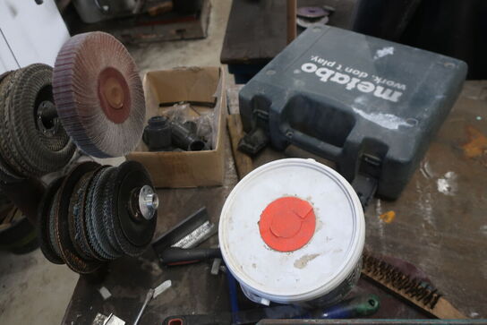 Arbejdsbord med skruestik, div. Værktøj m.m.