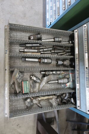 Stålskab med div. Bor, borepatroner, rør tap m.m.