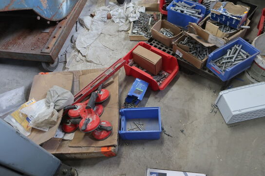 2 stk. lagerreoler med div. Bolte, varelager m.m.