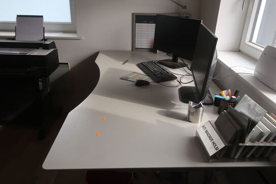 El. hæve/sænke skrivebord med 2 stk. computerskærme ACER, tastatur og mus