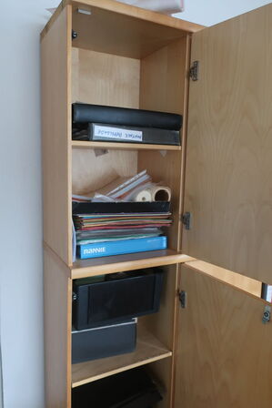 2 stk. skabe samt 2 stk. reoler