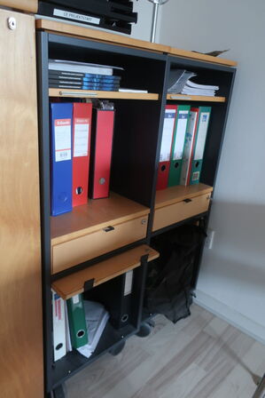 2 stk. skabe samt 2 stk. reoler