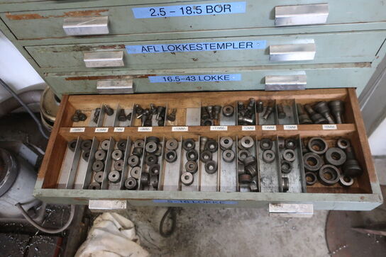 Stålskab med div. Bor, lokkestempler m.m.