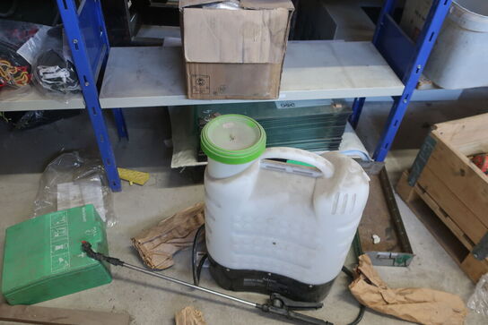 3 stk. lagerreoler med div. Arbejdshandsker, svejsehandsker m.m.