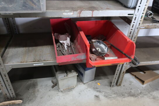 3 stk. lagerreoler med div. Værktøj, varelager, batterier m.m.