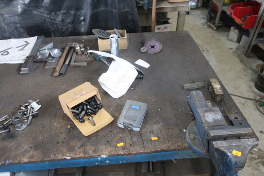 Arbejdsbord med skruestik, div. Værktøj m.m.