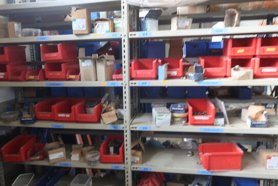 2 stk. lagerreoler med div. Bolte, varelager m.m.