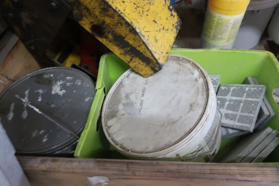 2 stk. paller med div. Maling m.m.